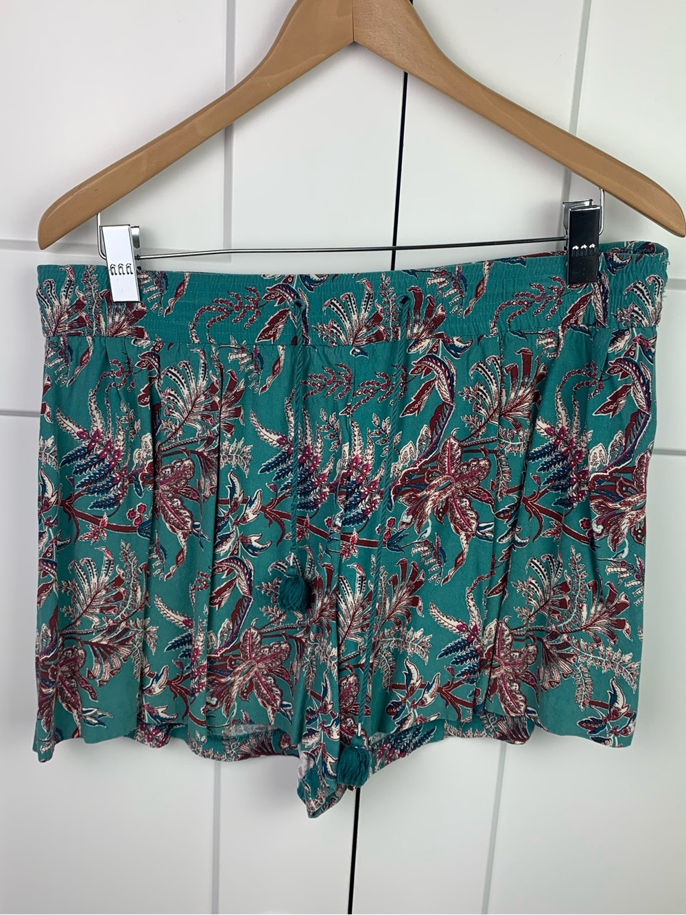 Ann Taylor LOFT MEDIUM Floral Shorts Burgundy Green Boho Tassel